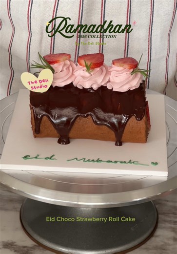 — 🌙 Ramadhan Collection by The Deli Studio : Eid Strawberry Choco Roll Cake ⭐️ Fluffy moist chiffon spongecake rolled with fresh strawberries & dark choco cream. A delicate balance of bittersweet chocolate, creamy choco cream, and refreshing tartness from fresh strawberries. 🍓 🍫 Get yours now by clicking the link in our bio 🛒 #hamperslebaran #hampers #TheDeliBakes #TheDeliStudio