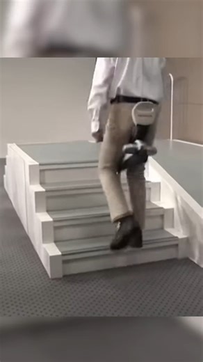 Устройство Honda помогает при ходьбе и приседаниях Компания Honda разработала устройство весом 6,5 кг для помощи при ходьбе и приседаниях. Работает 2 часа, тестировалось на заводах, но не получило коммерческого успеха. Интересная технология, которая так и не вышла в массы. #хонда #экзоскелет #ходьба #технологии #инновации #япония #honda #exoskeleton #walking #technology #innovation #japan #mobility #assistive | Шок факты техно