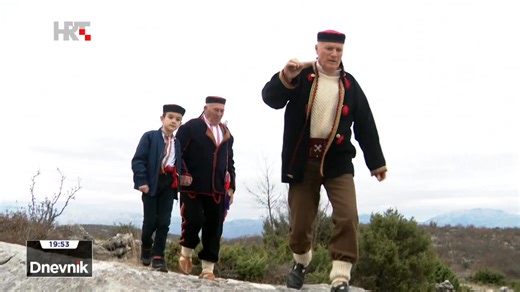 Prilog iz Medviđe donosi priču o tradicijskim običajima vezanima uz Badnjak i Božić. Mještani se prisjećaju kako se nekada živjelo, što se blagovalo u blagdansko vrijeme te kako su se božićni običaji prenosili s generacije na generaciju. Kroz osobna svjedočanstva i prikaz lokalne tradicije, video čuva sjećanje na skroman, ali bogat način života prošlih vremena. Autor: Edi Škovrlj / M.R. / Dnevnik / HRT Emitirano u Dnevniku HRT-a, 23. prosinca 2025. #Medviđa #BožićniObičaji #Badnjak #Božić #Tradi
