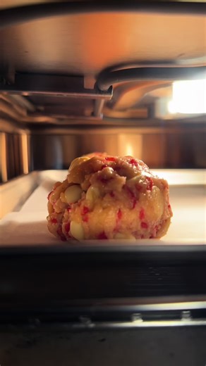 DES COOKIES INCROYABLES AUX FRAMBOISES Recette 👇🏾 - 2 œufs -250g de beurre fondu -1 cuillère à café d’extrait de vanille -50g de sucre roux -40g de sucre blanc cristal -350g de farine tout usage -5g de bicarbonate alimentaire -5g de levure chimique -3g de sel -150g de chocolat pâtissier blanc -200g de framboises surgelés Pour l’insert framboises -250g de framboises fraîche -50g de sucre -1 cuillère à soupe de jus de citron Faire cuire à feu doux jusqu’à épaissir puis filmer au contact puis pla