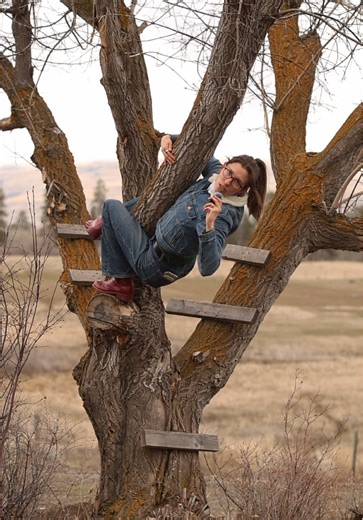 Don’t get me wrong, this pocket of the internet is full of inspiration and community that I LOVE, but I also know from personal experience it can quickly turn into feeling like a soggy potato chip stuck deep in the cracks of a couch. So in the case you’re feeling like 💩 and need to get out of the proverbial couch cracks of scrolling, I made this for you (and me)! …and if you want to spread this public service announcement to other doomscrollers who need the reminder, tap that repost button ❤️ a