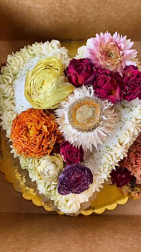 My first custom ice cream cake for a bachelorette party!!🤍💐🌸🌼 Truly in love with this one🎂 #icecream #icecreamtok #livalittleicecream #cake #cakedecorating