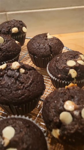 Van Pesto tot Tatin | Makkelijke recepten on Instagram: "Chocolade muffins met witte chocolade. Oké eerlijk… mijn blueberry muffins werden amper gekeken. Dus ik dacht: dan maak ik gewoon een versie waar niemand nee tegen zegt: chocolade muffins met witte choc. 🗒 Benodigdheden (12 muffins) • 120 g kristalsuiker (of 156 g erythritol) • 250 g bloem • 50 g cacaopoeder • 1 tl bakpoeder • 1 tl baking soda • snuf zout • 250 ml melk • 120 ml zonnebloemolie • 2 eieren • 2 tl vanille extract • 150 g witt