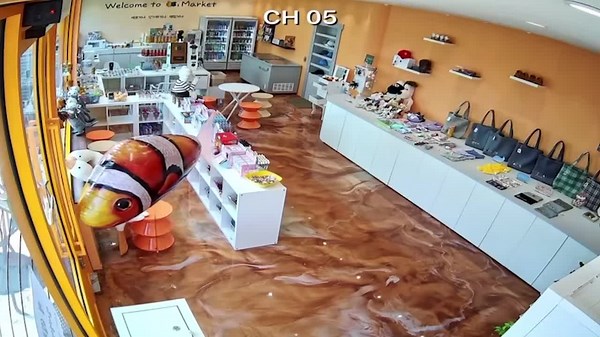 Finding Nemo! Cartoon fish balloon opens shop door by itself and escapes