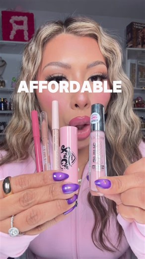 ROCIO.ROSES on Instagram: "Apparently brown lip liner is out⁉️🚫👎 & you guys DID NOT hold back in the comments…So let’s try this AGAIN! 🎀Products used🎀 1. @moiracosmetics lip pencil “caramel beige” 2. @kimchichicbeauty Marshmallow butter lippie “nineteen” 3. @essencemakeup Extreme shine volume gloss “flower blossom” • • #viralmakeup #makeupcommunity #lipcombo #lipglossaddict #milkypink"