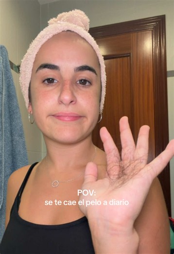 Así todos los días, sin excepción. Da igual que tome suplementos, el pelo se sigue cayendo 🥲 #caida #pelo #suplementos #girl #lifestyle