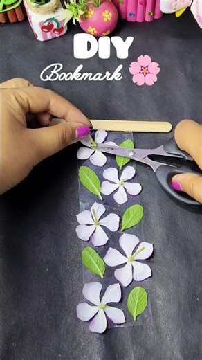 diy Bookmark 🔖🌸 #diy #craft #craftideas #handmade #artandcraft #diybookmark #bookmark #shorts