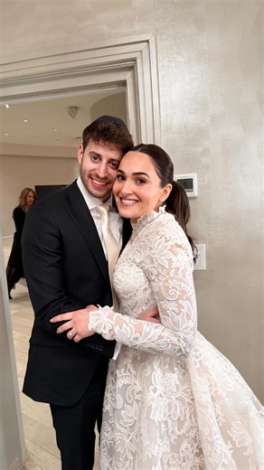 HairBySarahShipper on Instagram: "Last Look for Yesterdays Bride💫 a pony for dancing! It looks so easy, but it’s not something so simple. I used about 25 or more tiny ponies, and one thick black one. 4 Bobby pins and lots or hairspray. A pony sounds simple but it needs to be secured so no one pulls a hair or few out, and it doesn’t get loose while dancing. Hustled through for timing but didn’t skip any steps to secure and make it last all night! 📸 @gilarussy"