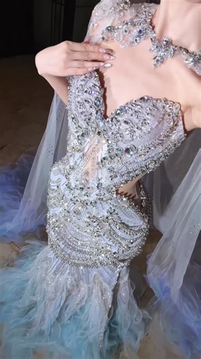 𝐏𝐄𝐀𝐂𝐇É 𝐁𝐑𝐈𝐃𝐀𝐋 𝐀𝐓𝐄𝐋𝐈𝐄𝐑 on Instagram: "人魚公主的嫁衣，是絕對的視覺暴擊！✨ ▪️ 藍紫漸變裙擺，似深海幻夢 ▪️ 上身百萬滿鑽，燈光下璀璨到失語 ▪️ 收腰魚尾剪裁，極致勾勒身材 ▪️ 腰間心機露膚，性感恰到好處 上身即變身，鎖定全場目光C位！ Dress by LINHNGA #驚艷婚紗 #魚尾禮服 #高定設計 #新娘戰袍"