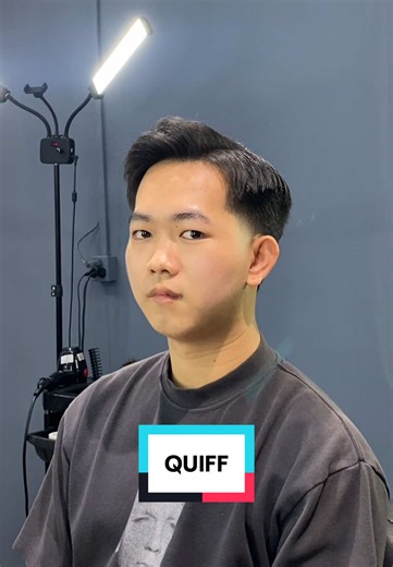 𝗤𝗨𝗜𝗙𝗙 Gaya potongan rambut yang timless ini menonjolkan volume besar diatas dan ditarik kebelakang ya dan sedikit manik lengkungan yang alami. . . . Gimana menurut kalian? tertarik buat potong quiff juga?? . . . #barber #skinfade #quiff #kps #legend #poipet #poipet #indonesia #kamboja #cambodia #goviral #hairstyle #sihannoukville #poipetcity❤️ #poipetcity #barbershop #sihanoukville #xyzabc