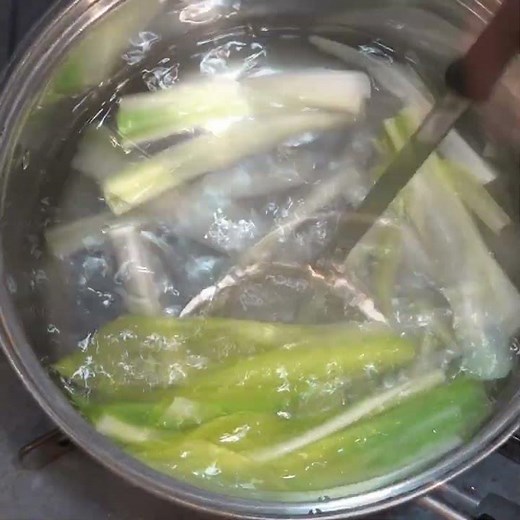 Crispy! Delicious! How to make hosta montana with vinegar and miso dressing