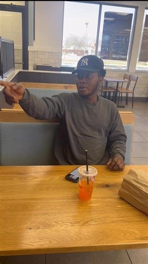 Woman goes off at Wendy’s because they didn’t want to serve her breakfast when only one minute pass the time! 🤷🏽‍♀️😳🤔🤣😂 | Viral Frequency