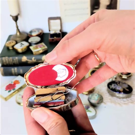 Vintage Pill Box: Brass, Silver, Enamel, Tin, Onyx, Floral Options. Needle/snuff Boxes - Etsy