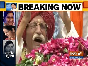 MDH owner Dharampal Gulati cries inconsolably as he pays tribute to Sushma Swaraj | VIDEO
