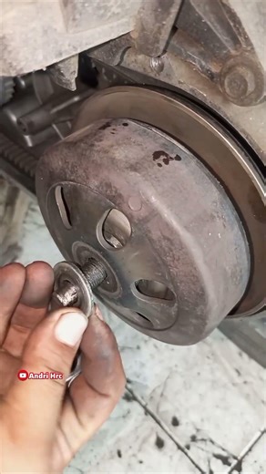 Installing a V-belt on a CVT automatic transmission component#reels #tutorial #otomotif