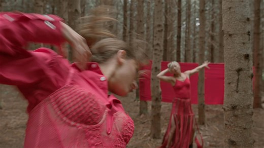 MAGNIFIQUE !!! Andrea Lindsay nous dévoile le vidéoclip « Ballons Rouges ». Cette pièce se trouve sur son nouvel album « d’or et d’argent », maintenant disponible sur les plateformes. Nous sommes présentement à l’élaboration de sa prochaine tournée qui débutera au printemps 2026. Tournée : Univers Spectacle Album : Les disques de la cordonnerie Promotion : Promotions Jaune Vidéoclip : réalisé par Brigitte Saint-Aubin Chanson : réalisée par Philippe Brault Paroles : Luc De Larochellière Musique :