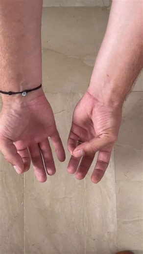 Une des multiples variantes sur l’exercice du PIANO Ça a l’air simple visuellement, pose ton téléphone sur la table et fait un test 🤓 Quand tu coordonnes tes doigts, ton cerveau doit envoyer et recevoir plein d’infos en même temps. Résultat : 👉🏼 Tes aires motrices s’activent (celles qui pilotent les mouvements). 👉🏼 Ton lobe pariétal bosse (il gère la sensation de tes doigts et leur position dans l’espace) ￼. 👉🏼 Tes deux hémisphères se parlent mieux, parce que tes deux mains doivent bouger