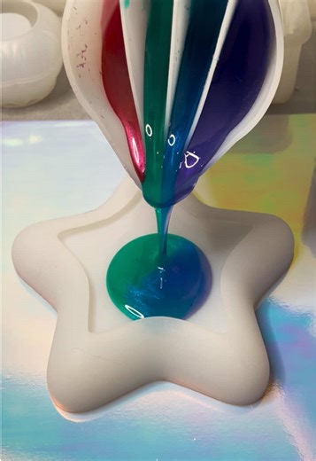 The way these colours melt together 😮‍💨 . . . . . #resinart #resinpour #oddlysatisfying #artprocess #fluidart