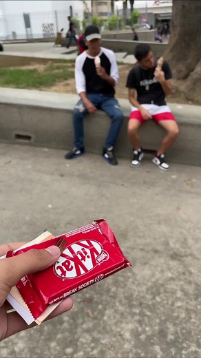Si te terminas un chocolate en menis de 30 seg ganas #viral #reto #chocolate #humor #comedia #fypシ #dinero #parati