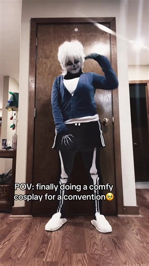 AND I'm matching /w a friend 🥹🥹 don't think it can get any better🥹🥹🥹🥹✌️✌️#cosplay #sans #undertale #conventions #costuming