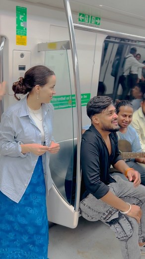 Menu pata bas lareyan 🥰 🚇 metro singing reaction video Follow me @arjun_bhowmick Guitarist @sare_pardhan04 . . . . . #laresong #menupatabaslaareaa #punjabi #punjabkesari #singinreaction #viralreels #newreels #trandingreel #instagramers #metro #metrô #métro #delhimetro #newdelhiindia #delhi6 #singdelhi #voice #voiceofdelhi✌🏻️😘 #reelitfeelit #jamming #streetsingers #newviral | Arjun Bhowmick