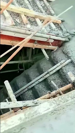 Construction Site Shocking Moment] Worker Nearly Falls!