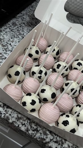 #cowprint #cowprinttheme #cowprinttreats #cowtreats #cowcakepops #pinkcakepops #cowthemecakepops #pinkandcowtheme #cowandpinktheme #cowricekrispietreats #cowthemedesserttable #chocolatecoveredtreats #cakepops #legrand #merced #209 #mercedca #fyp #foryou #chowchilla #madera