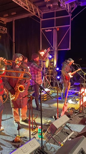 Tassez-vous de d'là enflamme la scène avec son hommage aux Colocs! 🎶 Êtes-vous sur place? Partagez-nous vos photos! 📸 Psst ! Des feux d’artifices auront lieu ce soir, à 20 h 15 et les activités se poursuivent demain, dès 10 h au Lac du Village. On vous attend! ❄️🎉 | Ville de Saint-Bruno de Montarville