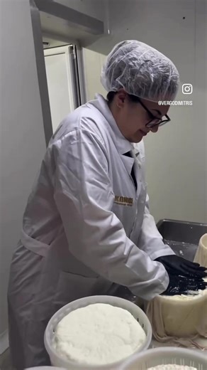 Στο @to_vourgialaki μας τίποτα δεν γίνεται βιαστικά και τίποτα δεν γίνεται τυχαία. Κάθε κομμάτι γραβιέρας που φτάνει στο τραπέζι σας περνά αν χρειαστεί ακόμα και από τα δικά μας χέρια. Από ανθρώπους που μεγάλωσαν με το γάλα, την παράδοση και τον σεβασμό στο καλό φαγητό. Στο βίντεο θα δείτε την Κάλλια να πλάθει τη γραβιέρα με τα ίδια της τα χέρια. Όχι για το θεαθήναι, αλλά γιατί έτσι μάθαμε. Να είμαστε παρόντες σε κάθε στάδιο. Να κοιτάμε το προϊόν μας στα μάτια πριν φτάσει στον πελάτη. Για εμάς ο