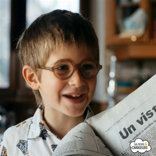 🎁 C'est quoi ce chat sur la table ? Vous cherchez un cadeau original ET utile ? Fini les cadeaux qui finissent au fond d'un tiroir ! Offrez un chargeur nouvelle génération qui simplifie la vie au quotidien : il suffit de poser son téléphone, et hop, il se recharge tout seul. ✨ Moderne, élégant et certifié Apple – c'est LE cadeau qui fait plaisir à coup sûr ! 👉 Parfait pour un anniversaire, la fête des Mères, ou juste pour faire plaisir. Découvrez nos modèles originaux ici : https://www.lespeti