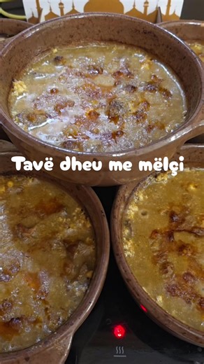 Tavë dheu me mëlçi Përbërësit: 800 gr mëlçi viçi 3 lugë miell musri 200 gr gjizë Spec i kuq, piper, hudhër Vaj ulliri, kripë, ujë Skuqim më parë mëlçitë, shtojmë kripën, miellin e msrit she vazhdojmë skuqjen. Shtojmë erëzat, pak ujë. Shtojmë gjizën e pak ujë përsëri. Do vazhdojë gatimi në tigan sa të dalë yndyra kart. Më pas e kthejmë në tava dheu dhe i kemë në fuurë në 250 gradë derisa të marrin një faqe. Faleminderit!#tavedheu #tavëdheu #cookingtime