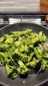 Contorno di broccoli in padella alla romana Ricetta e varianti https://blog.giallozafferano.it/benessereegusto/broccoli-in-padella-alla-romana/ | Benessere e Gusto blog - Ricette facili