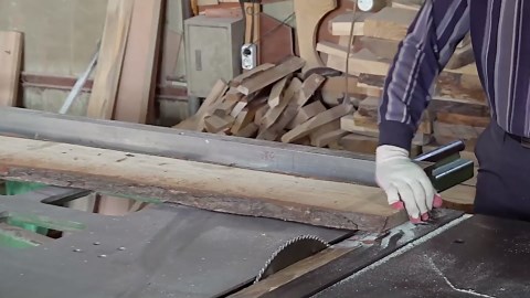 Immerse Yourself in the Detailed Creation of Korean 'Soban' Tables