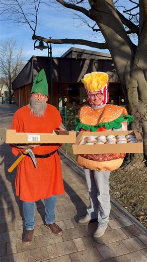 Ein Zwerg und Burger haben heute vor dem Faschingswochenende fleißig Krapfen verteilt 😂👍 | Rosental an der Kainach