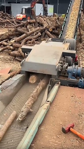 Large wood chunks turn into fine granules in seconds—efficiency you can see.