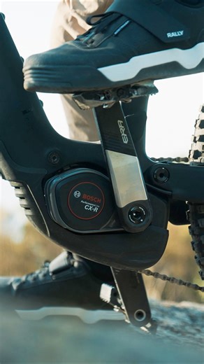 Mit der eingebauten Dynamic Control fährst du im eMTB und Turbo-Modus mit voller Kontrolle – auch bei erhöhten Performance-Werten. 🪨 Bei steilen, holprigen Fahrsituationen sorgt das System für souveränen Vortrieb 🍂 Auf losem oder feuchtem Untergrund wirkt es wie eine intelligente Traktionskontrolle. Ändern sich Trail oder Fahrstil dynamisch, erkennen das die Sensoren sofort und die Software gleicht es auf intelligente Weise aus. So bleibt die Dynamik erhalten, das Fahrverhalten der Drive Unit