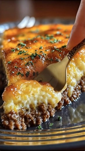 Impossibly Easy Cheeseburger Pie This cozy, homestyle bake has all the familiar comfort of a classic weeknight cheeseburger — warm, hearty, and wonderfully simple, just like the old family favorites many of us grew up with. What You'll Need 1 lb Ground beef, lean 0.33 lb White onion, diced 1 cup Bisquick biscuit mix 0.5 lb Milk (start with 3/4 cup and add until pourable) 2 Eggs 1 teaspoon Salt 1/2 teaspoon Black pepper 0.25 lb Cheddar cheese, shredded How to Make It 1. Preheat oven to 400°F and