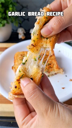 Garlic bread recipe 😋❤️❤️...#shorts #snacks #garlicbread #recipe#foodshorts #cooking #viral#trending
