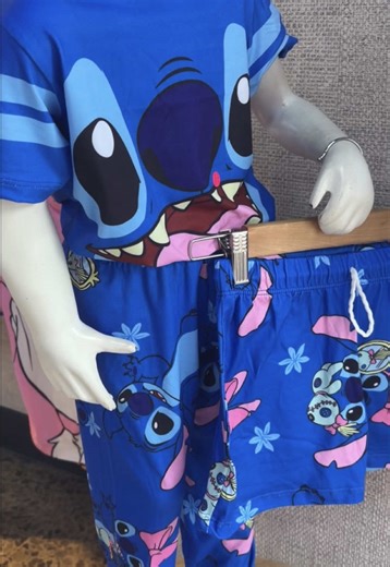 👶✨ Kids collectie on its way… 👀 Deze comfy pyjama in maat 104 met onze geliefde blauwe vriend 💙 Perfect voor zoete dromen & relaxte ochtenden 💤 💰 €22,99 🛒 Vanaf morgen op de website 📩 Of stuur ons nu al een DM om te bestellen Stay tuned… this is just the beginning ✨