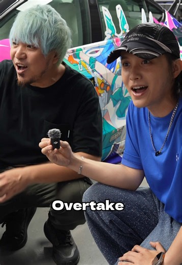 這台由 YouTuber 黃小潔一手打造的煥新 Model 3 真的太頂了，寬體加上痛車的組合，視覺張力直接拉爆！😎 🔥 專屬 IP 噴膜技術：這不是普通的貼紙，是小潔自己設計的 IP 彩繪，而且用了最新的噴膜技術，最狂的是居然還可以正常打蠟，這細節真的帥到很有高度 🔥 LB 寬體＋Robot 尾翼：經典的 Liberty Walk 寬體線條，配上這組 Robot 尾翼，整台車的橫向比例變得超級張狂 🔥 OVERTAKE 自有品牌輪圈：腳下踩的是他自己品牌的輪框，配上氣壓避震降下來的姿態，這就是所謂的「痛車巔峰」 🔥 極致痛車美學：這台車不是隨便把圖案貼上去而已，是從設計到施工都非常精緻，實車的質感真的沒話說 這種精緻痛車風格，你們給幾分？ 給你們說👉 #TeslaModel3 #LibertyWalk #痛車 #黃小潔 #傑恩JN