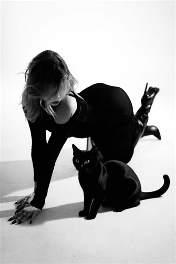 CIA Outfit Description: Analysis and Style Tips