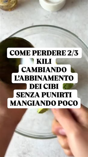 Manuela intestino sano, gonfiore e ritenzione on Instagram: "Se hai più di 40 anni e senti che il tuo corpo non risponde più come prima, il problema spesso non è cosa mangi… ma COME abbini i cibi. 👉 Alcuni abbinamenti aiutano il corpo a: • tenere bassa l’insulina • ridurre gonfiore e infiammazione • riattivare il metabolismo rallentato da stress e ormoni ✨ Esempi pratici di abbinamenti intelligenti: 🥑 Grassi buoni + verdure amare (es. avocado + rucola / carciofi / cicoria) ➡️ migliorano la ris