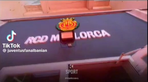 🇪🇸🇽🇰 Vedat Muriqi during his tour of the RCD Mallorca museum: "Our museum isn’t like Real Madrid’s or Barcelona’s; we don’t have as many trophies. You could compare it to Arsenal’s." 😂😂😂