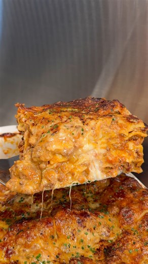 The Ultimate Lasagne. There’s something about all those layers. Layers of rich ragu, layers of silky béchamel, layers of al dente pasta and layers of comforting flavour. It’s a dish you can make when you need to serve a group of peeps and one you can guarantee will leave everyone feeling satisfied😍 | Notorious Foodie