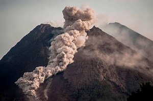 Indonésie: le volcan Merapi entre en éruption