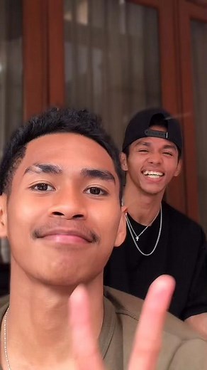 Pesona Cowok Papua dengan Kulit Hitam yang Manis