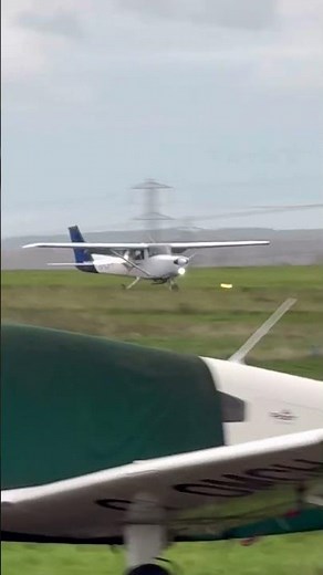 Touch and go Cessna 152 G-CIPY at Elstree