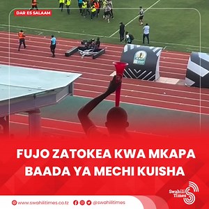 Mechi ya Kombe la Shirikisho Afrika kati ya Simba SC na CS Sfaxien imegubikwa na vurugu dakika za mwisho katika Uwanja wa Benjamin Mkapa. Timu ya Simba ilipata goli la ushindi kupitia mshambuliaji wao Kibu Denis, lakini goli hilo limezua malalamiko kutoka kwa wachezaji wa CS Sfaxien wakidai muda wa nyongeza uliopitishwa na mwamuzi ulimalizika kabla ya goli kufungwa. Vurugu hizo zilishuhudia wachezaji wa timu zote mbili wakizozana na maofisa wa mchezo, hali iliyopelekea ulinzi kuimarishwa uwanjan