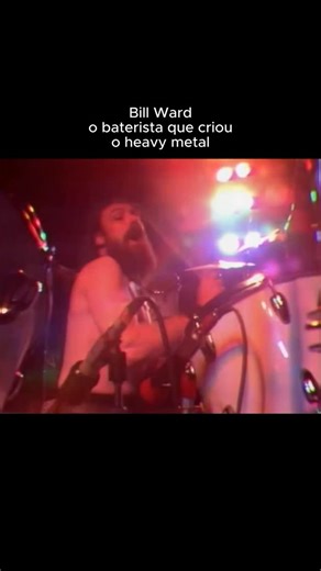 Iron Men | Tributo ao Black Sabbath on Instagram: "“Ele sempre foi o mesmo Bill. Ele simplesmente não se importa. Ele segue em frente e faz o que quer, e isso é ótimo. Esse sempre foi o Bill.” - Tony Iommi Bill Ward, cofundador do Black Sabbath, criou uma linguagem única na bateria, misturando elementos de rock n’ roll, jazz, blues e uma pegada explosiva e imprevisível. Ao lado de Tony Iommi, Geezer Butler e Ozzy Osbourne, ele definiu a sonoridade do heavy metal. Autodidata, Bill nunca fez aulas