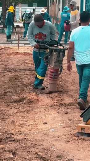Sim! O carnaval de Chapadinha vai ser na Praça do Povo. Para isso, a prefeitura colocou mais gente trabalhando a todo o vapor nas obras de reconstrução do espaço, que vai ficar maior e mais funcional.